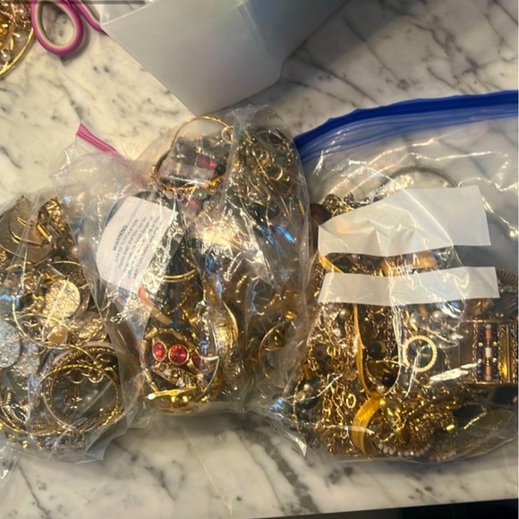 ⚜️ 3 LB Jewelry Mystery Box – Wearable Estate Lot | Vintage, Signed, DIY Finds⚜️ - Picture 1 of 10